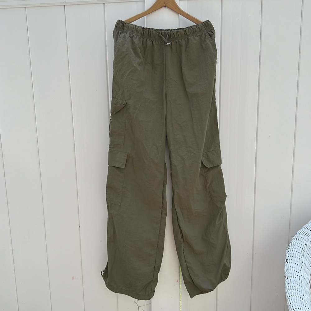 Parachute Pants Army Green with draw string waist and pant let, 3 pocket size M